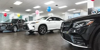 Showroom_w_balloons